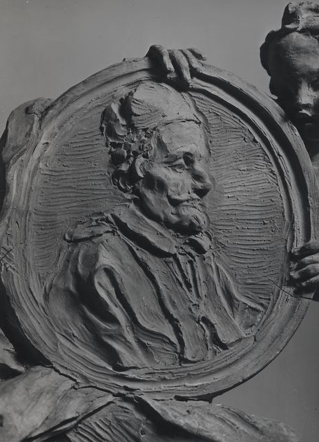 Boccardi, Cosimo — Legros Pierre il Giovane - sec. XVII - Figura allegorica che regge un medaglione con il ritratto di papa Innocenzo XI Odescalchi — particolare
